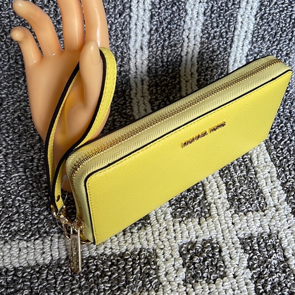 Michael Kors Jet Set Travel Large Travel CONTINENTAL 
Sunshine - Picture 11 of 16